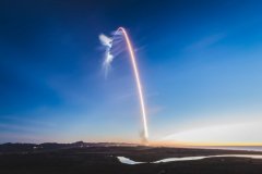 SpaceX 發(fā)射的獵鷹九號(hào)火箭軌跡太美，意外造成推特上 UFO 騷動(dòng)