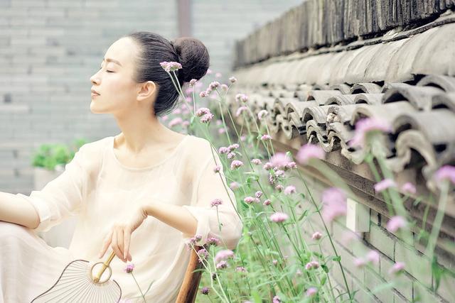神似楊麗萍的美女7年開4家店，汪涵夸其“美得冒泡兒”！